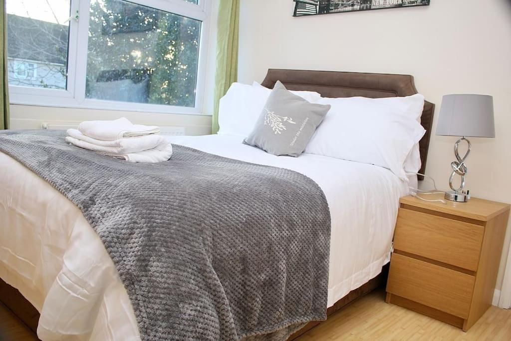 Contractor'S Haven- 4-Bedroom House With Free Parking, Super Fast Wifi, Fran Properties In Aylesbury, Pets Are Welcome! Aylesbury  Bagian luar foto
