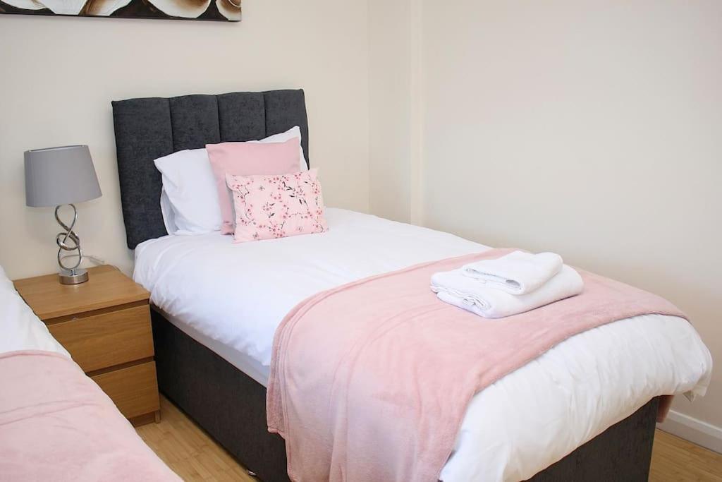 Contractor'S Haven- 4-Bedroom House With Free Parking, Super Fast Wifi, Fran Properties In Aylesbury, Pets Are Welcome! Aylesbury  Bagian luar foto
